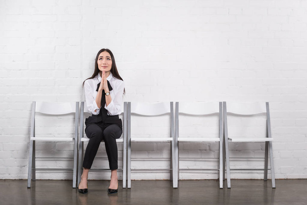 asiática empresária orando enquanto espera por entrevista de emprego
 - Foto, Imagem