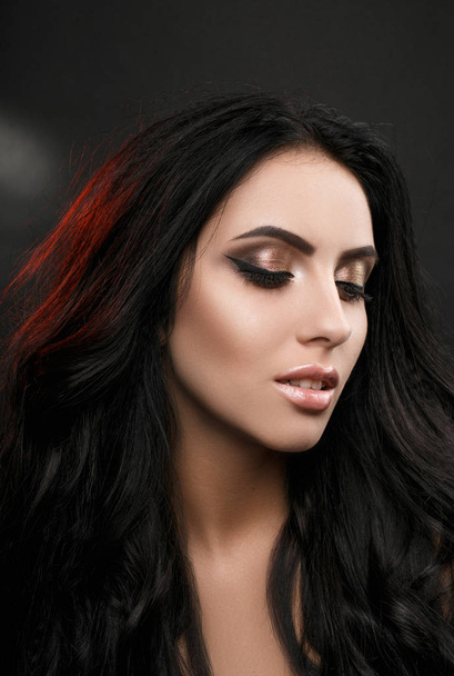 Portrait de beauté de femme aux cheveux noirs et au maquillage parfait
 - Photo, image