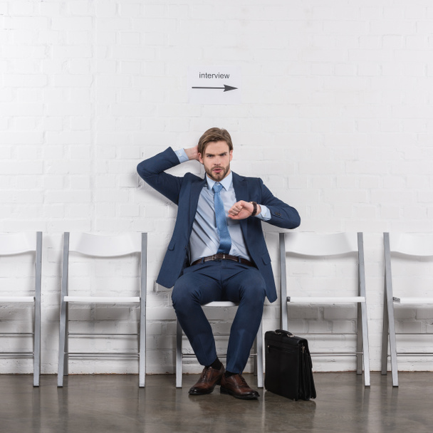 pensive caucasian businessman waiting for job interview - Фото, зображення