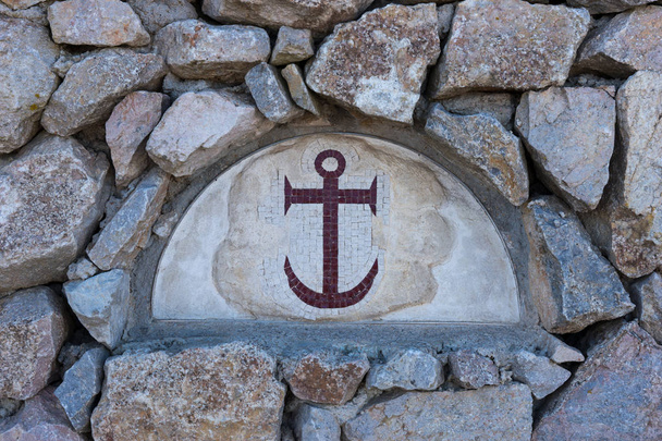 Closeup çapa mozaik karolar eski bir taş duvar - Fotoğraf, Görsel