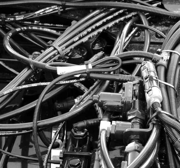 Koruma hortumlar, basınçlı tüpler ve oluklu bağlama kabloları motoru teller düzenleme  - Fotoğraf, Görsel