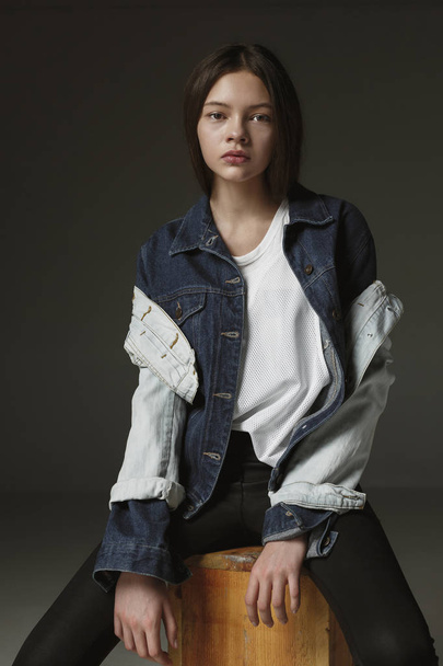 Stylish young teen girl over gray background - Fotó, kép