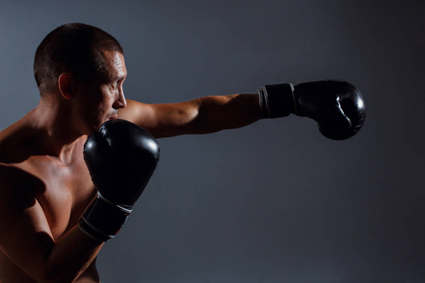 Boxing fighter trainning indoor on grey background - Zdjęcie, obraz