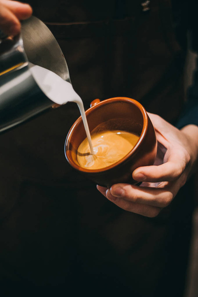 cómo hacer arte latte por barista enfoque en la leche y el café
 - Foto, imagen