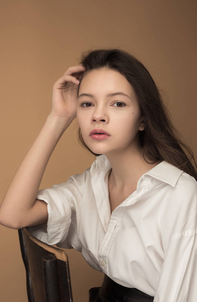 Stylish young teen girl over gray background - Foto, afbeelding