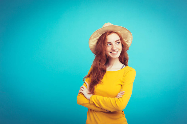 Концепция путешествия - Закрыть портрет молодой красивой привлекательной рыжеволосой девушки с модной шляпой и солнцезащитные очки улыбаясь. Синий пастельный фон. Копирование пространства
 - Фото, изображение