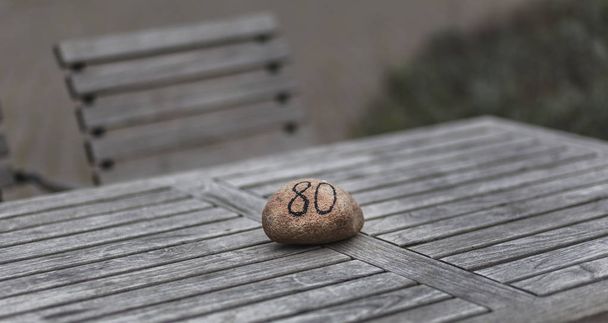 Ochenta números en piedra
 - Foto, Imagen