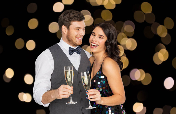 feliz pareja con copas de champán en la fiesta
 - Foto, imagen