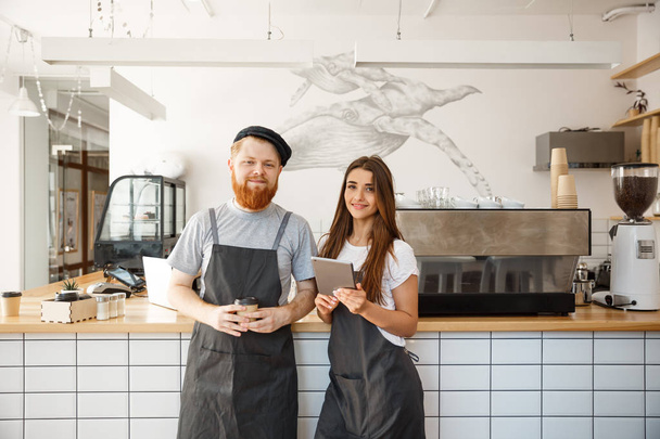 Coffee Business Concept - felici giovani baristi pronti a prestare servizio nella moderna caffetteria
. - Foto, immagini