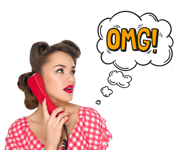ritratto di pin up donna che parla al vecchio telefono con segno omg stile comico isolato su bianco
 - Foto, immagini