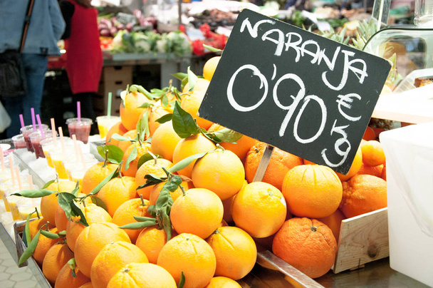 Вуличний ринок з овочами та фруктами
 - Фото, зображення