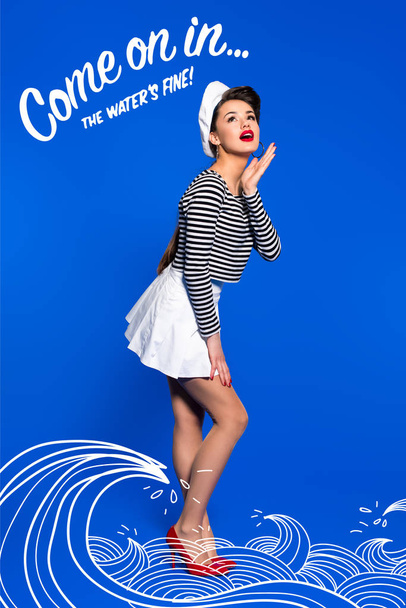 gyönyörű fiatal nő tengerész inget és bejön a, víz, finom felirat elszigetelt kék - Fotó, kép