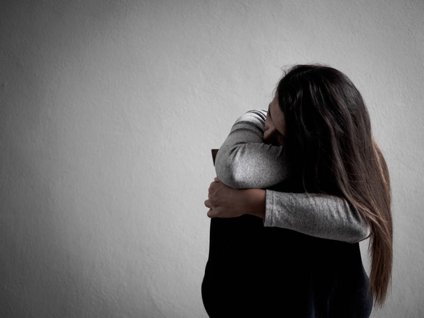 Depressief gebroken harten vrouw zitten alleen in donkere kamer thuis - Foto, afbeelding