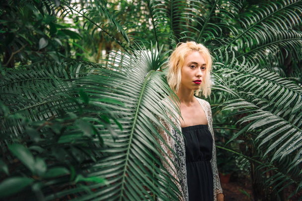 Tentador modelo feminino caucasiano em uma selva verde
 - Foto, Imagem