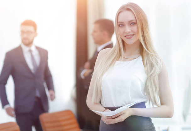 portrait of an elegant young business woman on the office backgr - Foto, Bild