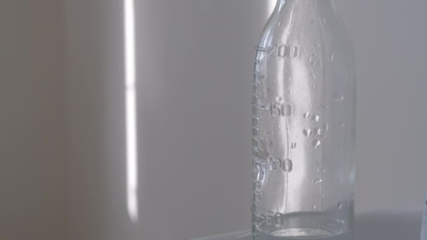 Flasche mit Wasser für Babys in Geburtsklinik - Filmmaterial, Video