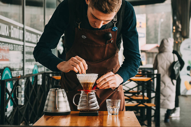 Barista κάνοντας καφέ σε coffeeshop - Φωτογραφία, εικόνα