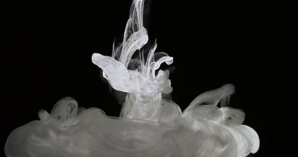 Koncepcja sztuki białe farby w wodzie jak dym w Slowmotion - Zdjęcie, obraz