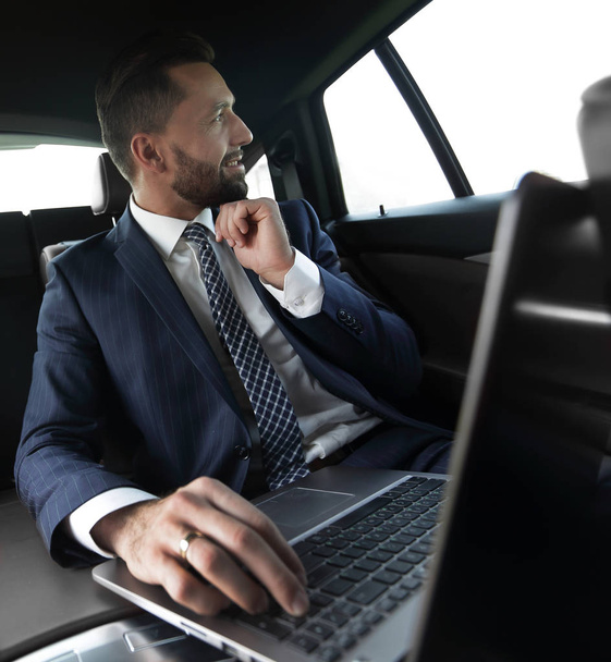 Уверенный бизнесмен сидит в машине
 - Фото, изображение