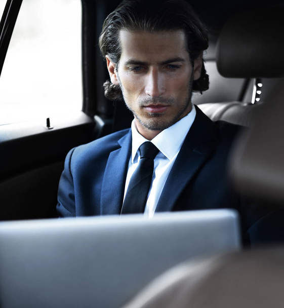 man working on laptop while sitting in the car - Foto, Imagen