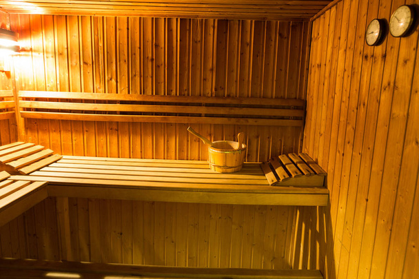 Interior de uma cama de madeira em uma sauna em casa
  - Foto, Imagem