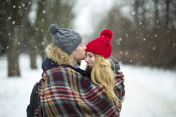 Coppia innamorata nel paesaggio invernale
 - Foto, immagini