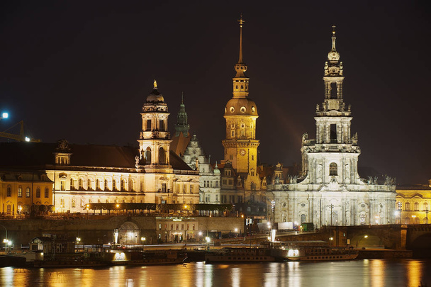 Vista noturna da cidade com edifícios do palácio real e reflexões no rio Elba em Dresden, Alemanha
. - Foto, Imagem