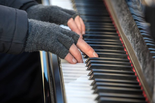 der Pianist spielt im Winter draußen Klavier - Foto, Bild