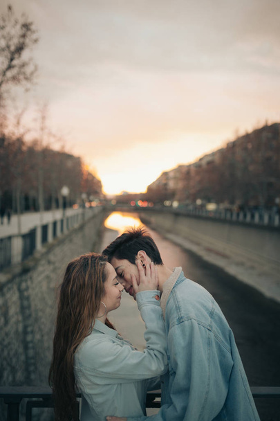 若い恋人たちは、美しい夕日の中でキスします。バレンタインの日 - 写真・画像