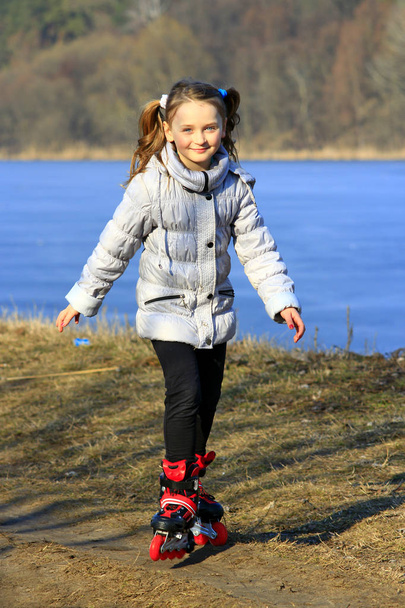 joven chica va en patines en el suelo
 - Foto, Imagen