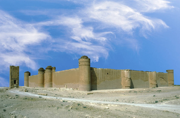 Castelo de Qasr al-Hayr al-Sharqi no deserto sírio
 - Foto, Imagem
