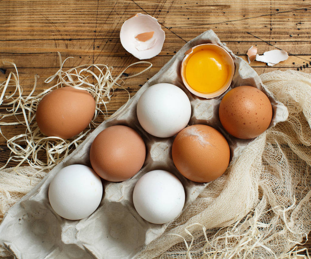 Huevos de pollo en una caja
 - Foto, Imagen