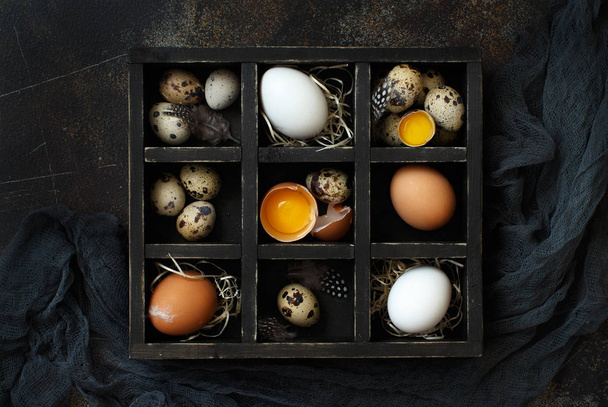 Сhicken and quail eggs in a box - Fotoğraf, Görsel