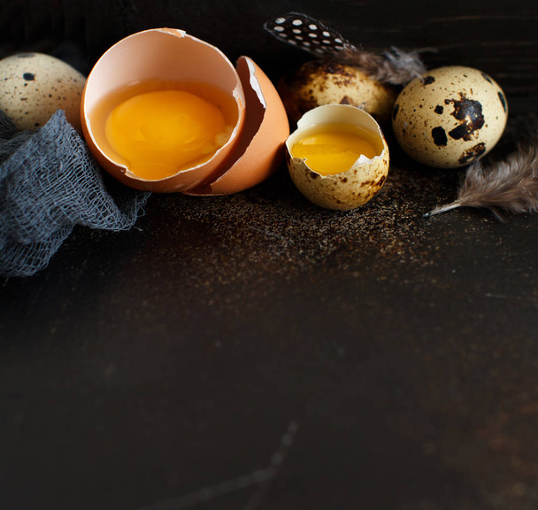 Ovos de galinha e codorniz
 - Foto, Imagem