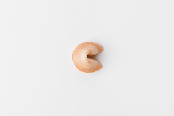 pohled shora z čínského fortune cookie izolované na bílém - Fotografie, Obrázek