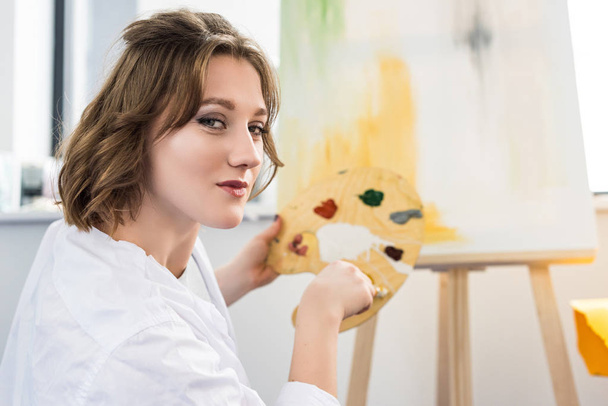 Sanatsal kız Işık Studio boya karıştırma - Fotoğraf, Görsel