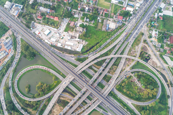 Liikenneympyrän moottoritie, jossa on vihreä puiden risteystie
 - Valokuva, kuva