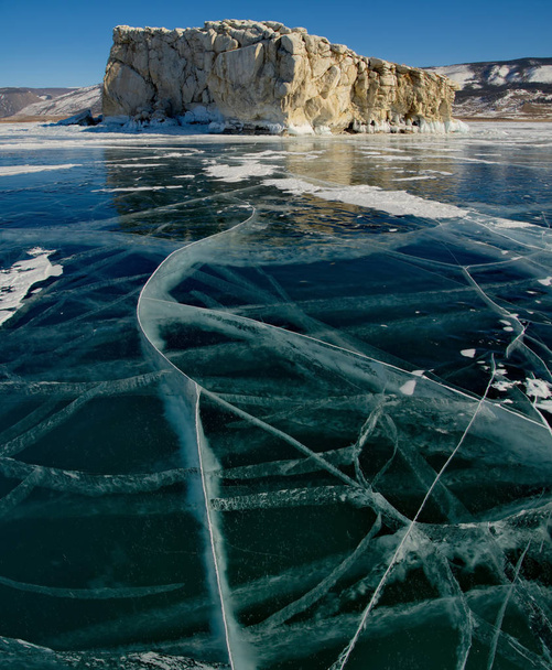A Rússia. A beleza única de gelo transparente do lago Baikal
. - Foto, Imagem