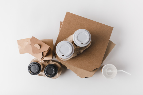 vista superior de cajas de pizza y café para llevar con recipientes de comida en la mesa
 - Foto, imagen
