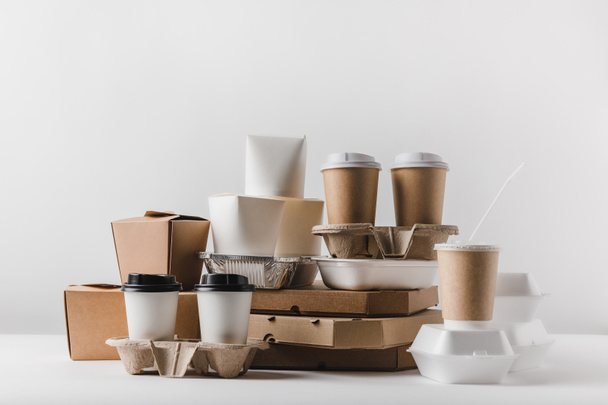 boîtes à pizza et tasses à café jetables avec boîtes à emporter sur la table
 - Photo, image