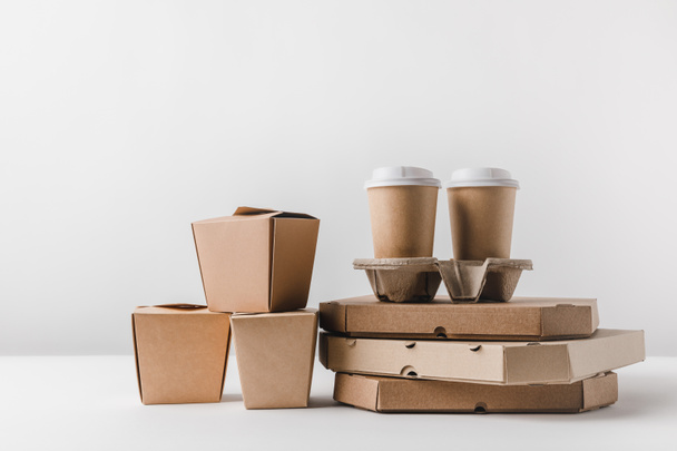 boîtes à pizza et tasses à café jetables avec des boîtes à nouilles sur la surface
 - Photo, image