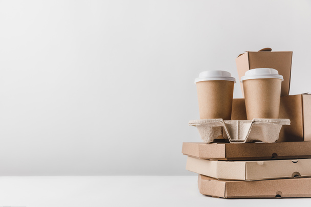 boîtes à pizza et tasses à café jetables avec des boîtes à nouilles sur la table
 - Photo, image