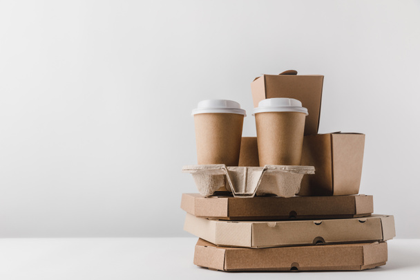 boîtes à pizza et tasses à café jetables avec des boîtes à nouilles sur la table
 - Photo, image