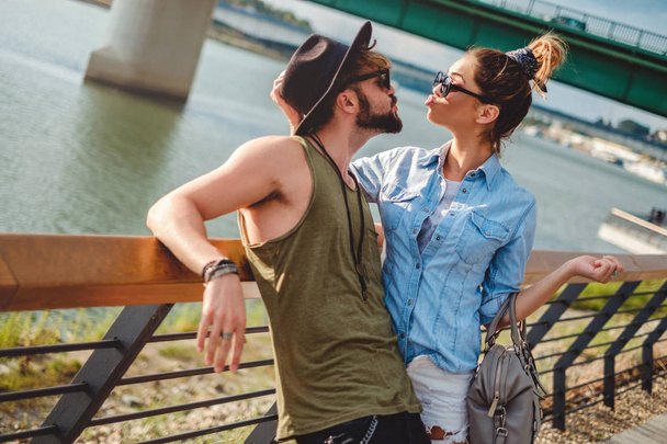 川でキスを行く都市のカップル - 写真・画像