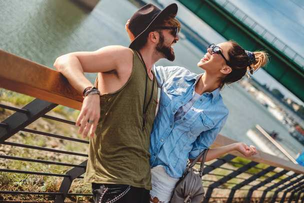 Městská pár směje nad řekou - Fotografie, Obrázek