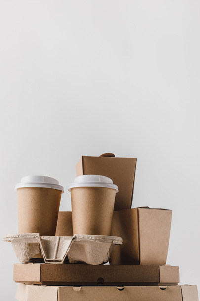 pizzalaatikot ja kertakäyttöiset kahvikupit, jotka on eristetty valkoiselle
 - Valokuva, kuva