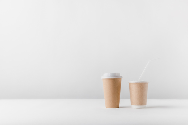 different coffee in paper cups on tabletop - Zdjęcie, obraz