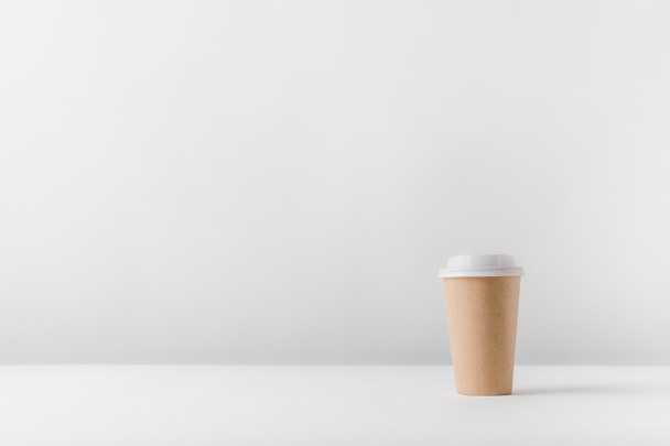 Tek kullanımlık kahve fincanı beyaz yüzeyi - Fotoğraf, Görsel