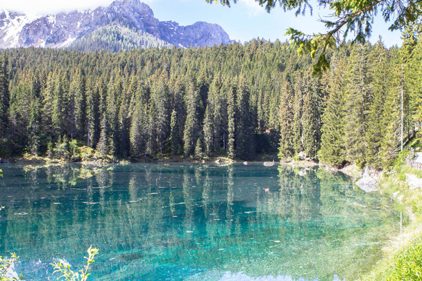 Karersee, järvi Dolomiiteissa Etelä-Tirolissa, Italiassa
 - Valokuva, kuva
