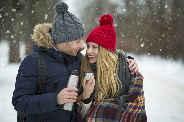 Pariskunta rakastunut talvi maisemia
 - Valokuva, kuva